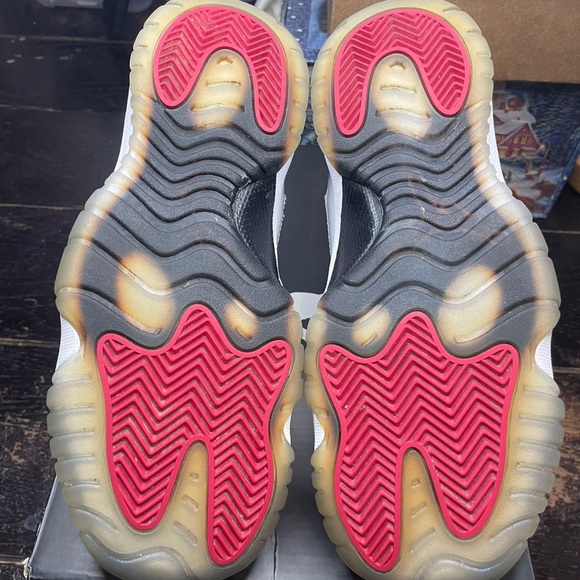 Jordan Retro 11 “Tuxedo “Lows - Picture 4 of 4